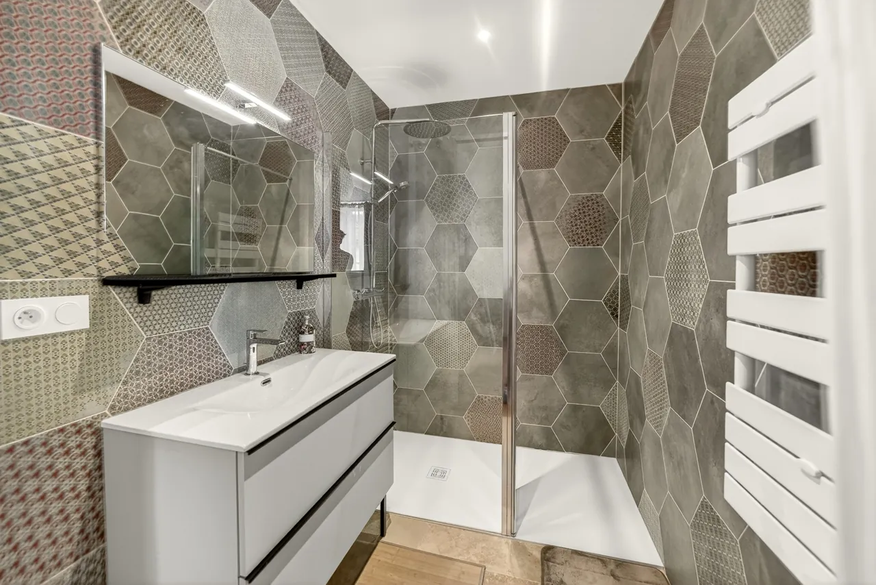 Salle de bain hexagonale